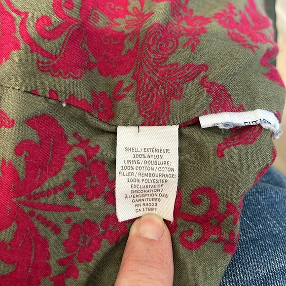 Old Navy puffer vest. Size xsmall. - Picture 6 of 6